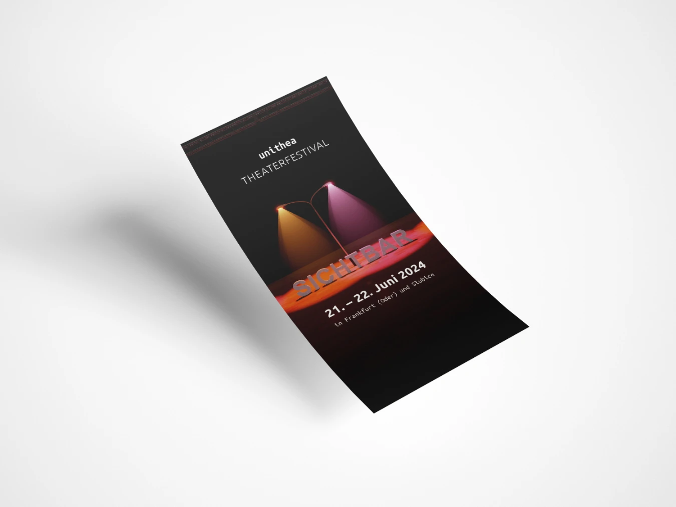 Flyer zeigt eine Straßenlaterne auf einer Bühne die das diesjährige Thema vom unithea Theaterfestival beleuchtet ©Anna Lina Orsin